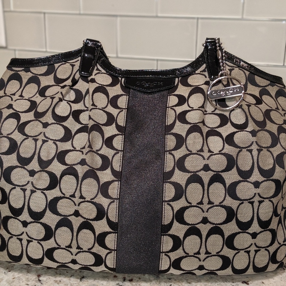 Authentic Signature Coach Shoulder Bag Lg